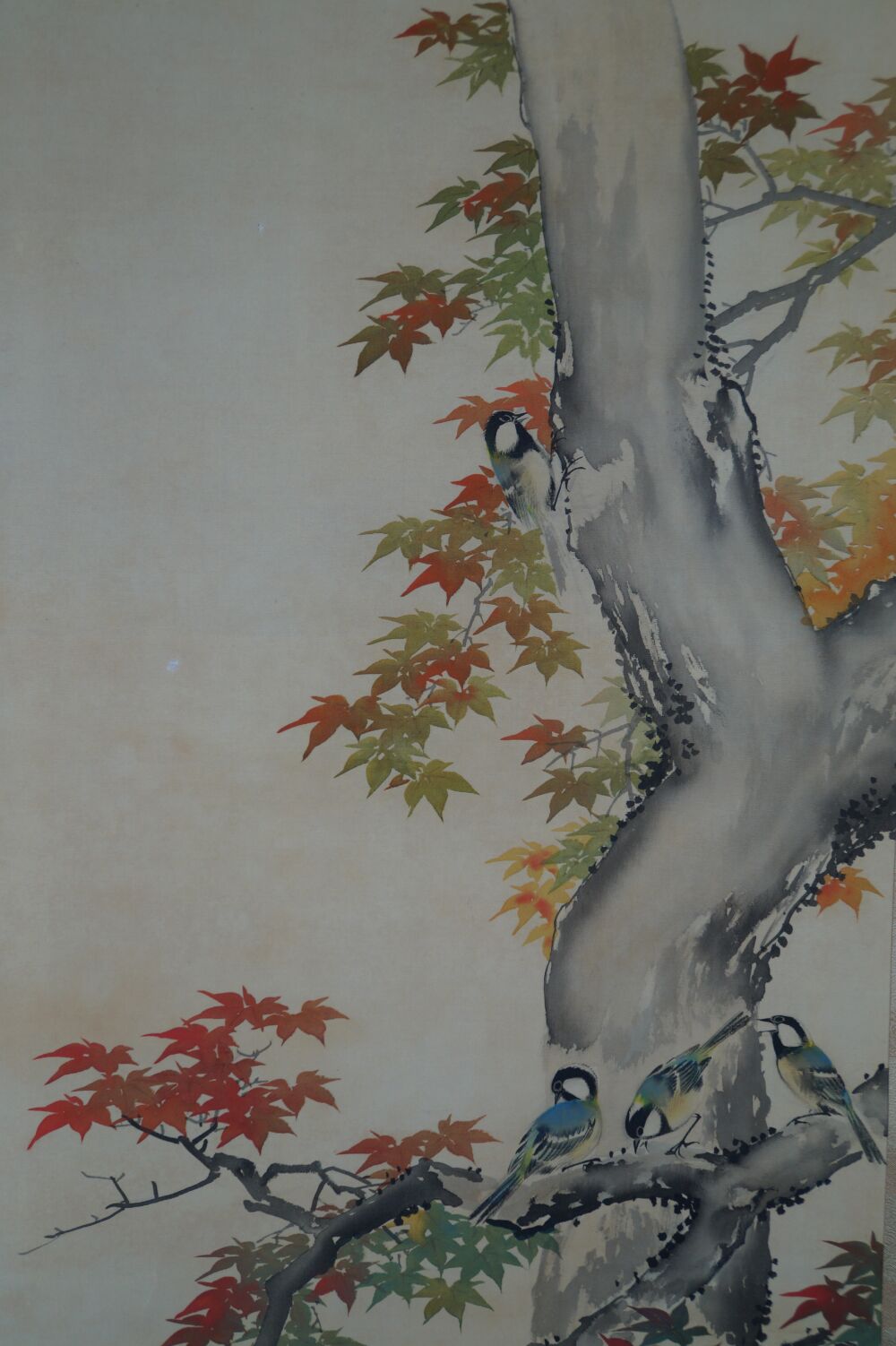 Autre vue du motif complet avec tronc d'arbre, plusieurs oiseaux et feuilles d'érable dans le Kakemono Oiseaux dans l'érable automnal, sans montage