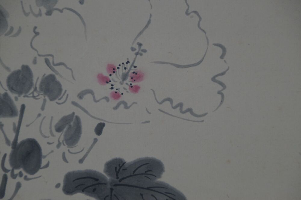Weitere Detailansicht der Hibiskusbluete mit rosa Staubgefaessen im Kakemono Hibiskusblueten und Grashuepfer