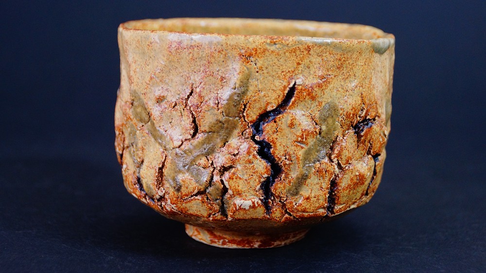 Seitenansicht der Chawan aus Seto-Keramik von Takamichi Kato neben der Aufbewahrungsbox mit Echtheitszertifikat