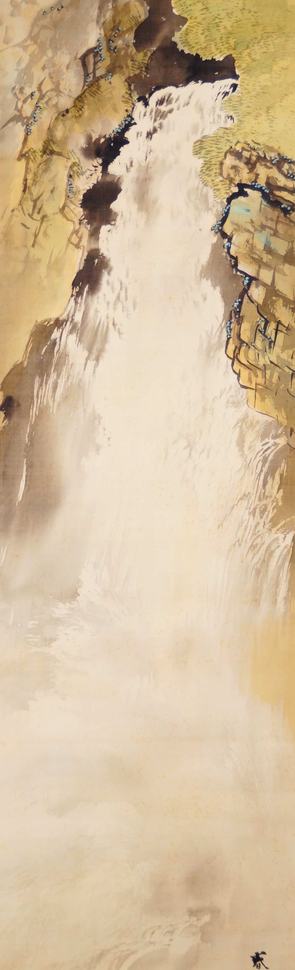 Ein tosender Wasserfall zwischen bemoosten Felsen im Kakemono von Yamamoto Shunkyo mit Kuenstlersignatur und rotem Siegel