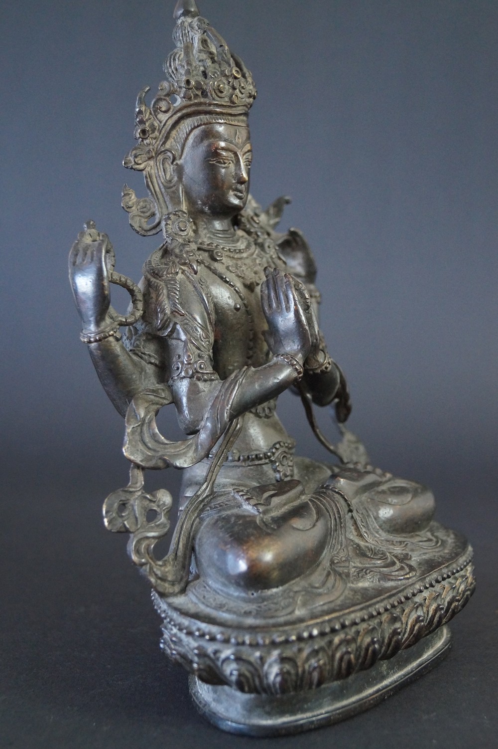 Nepalesische Buddhafigur aus Bronze Seitenansicht 2
