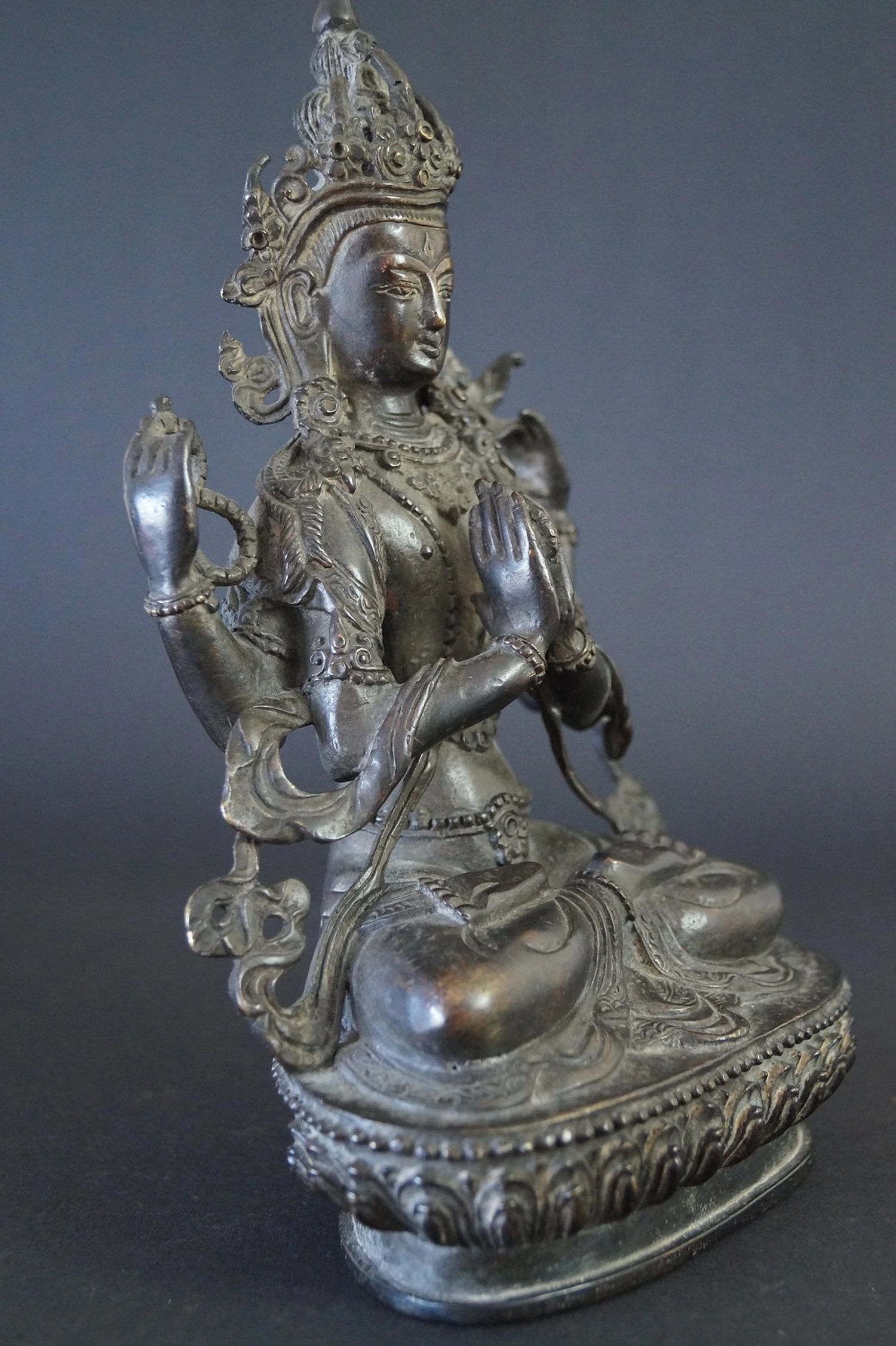 Vierarmiger Bodhisattva Chenrezig aus Bronze Seitenansicht 2