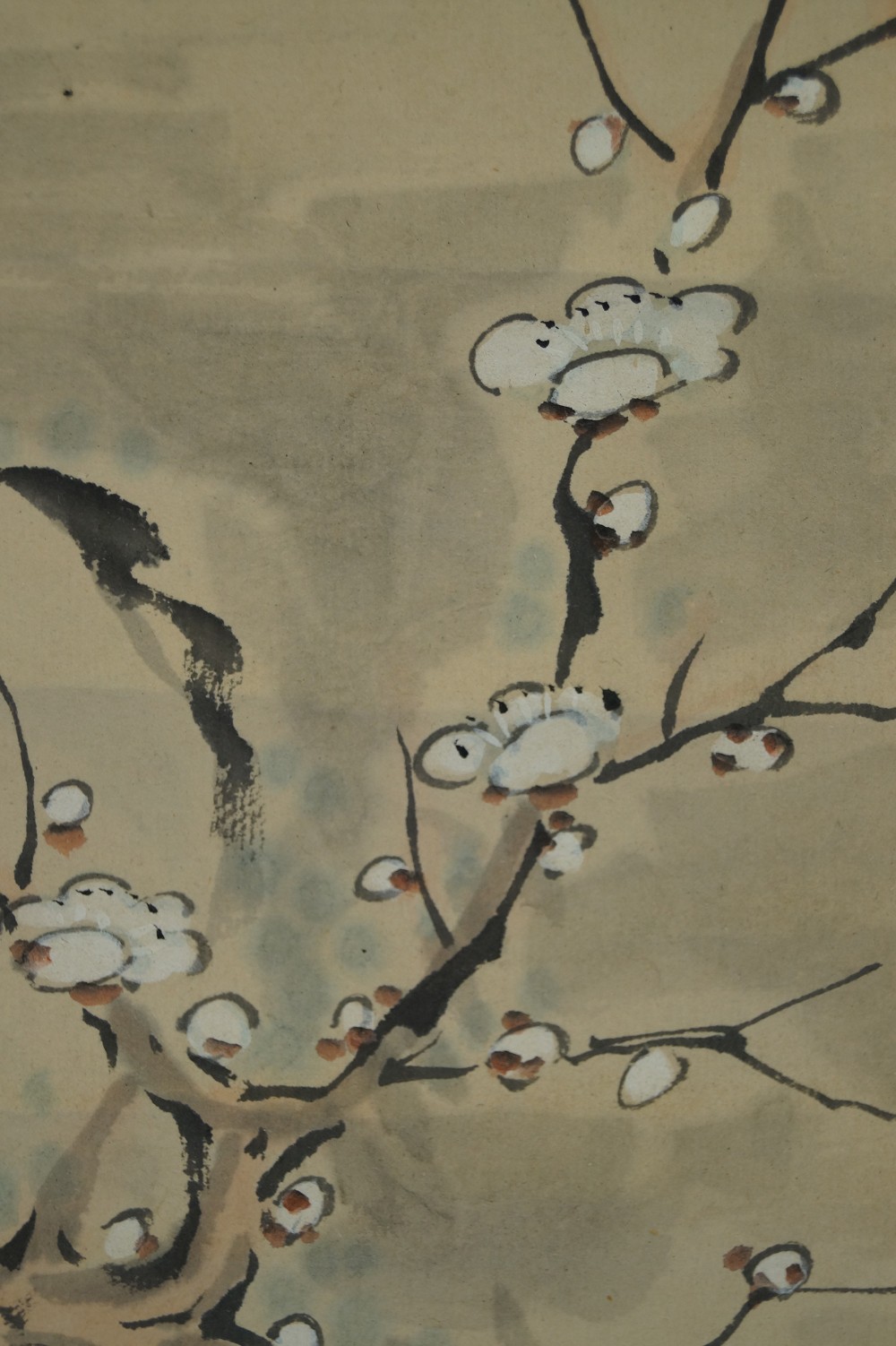 Kakemono deux grues gros plan du motif de fleurs de prunier
