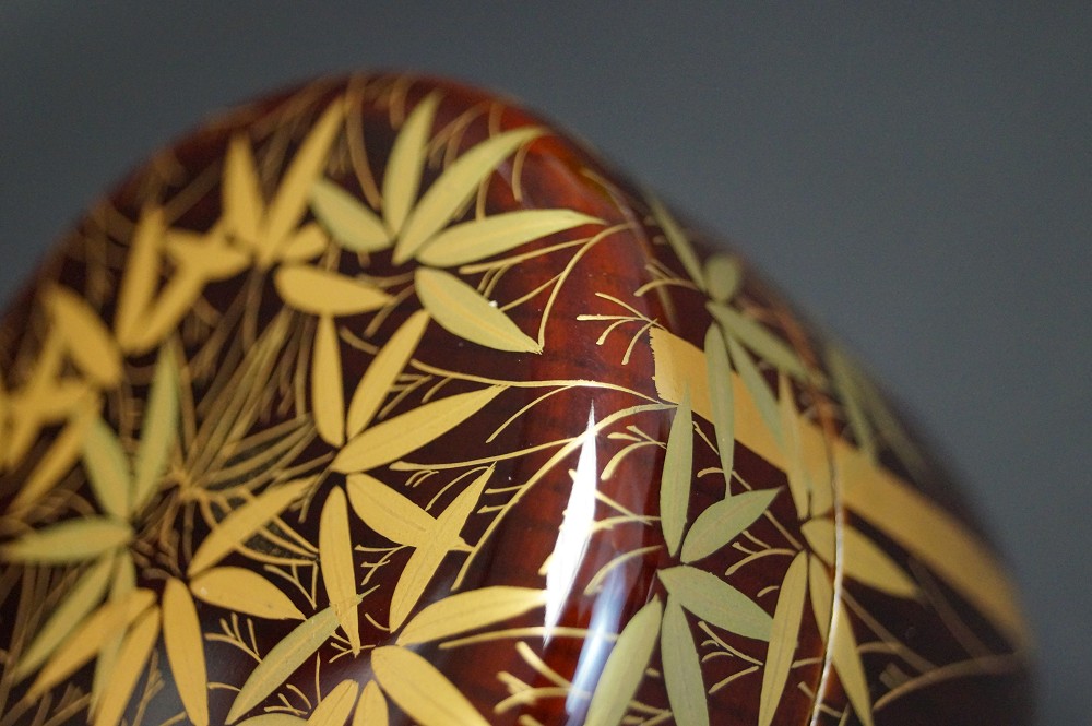 Makie O Natsume mit Bambusmotiv in Rotlack von Reiho Sasaki Motiv Nahaufnahme 4