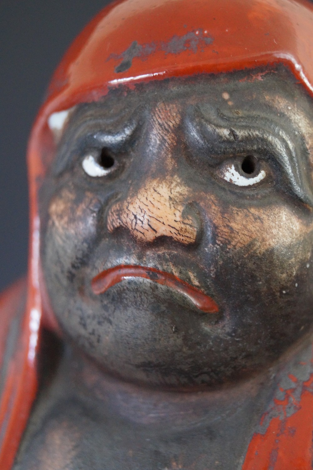 Bodhidharma Daruma Figur aus Kutani Porzellan Gesicht Nahaufnahme 2