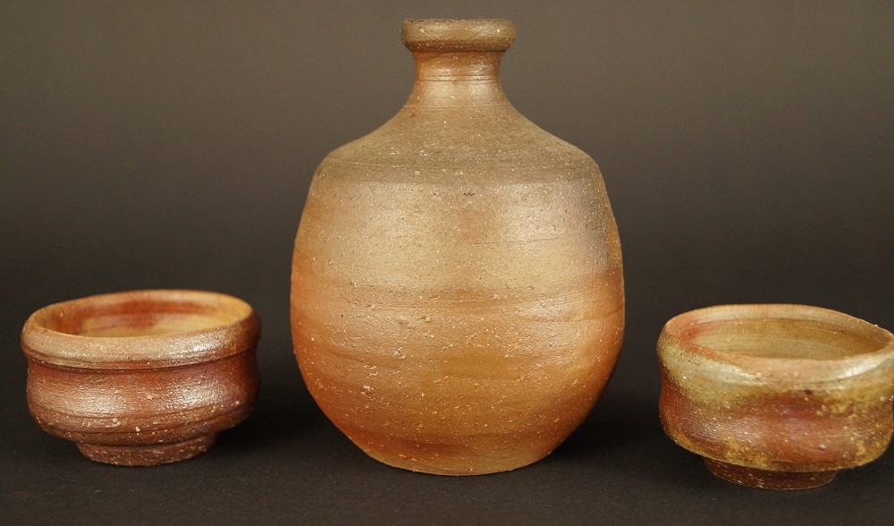 Bizen Tokkuri-Set mit 2 Guinomi Set Seitenansicht 2
