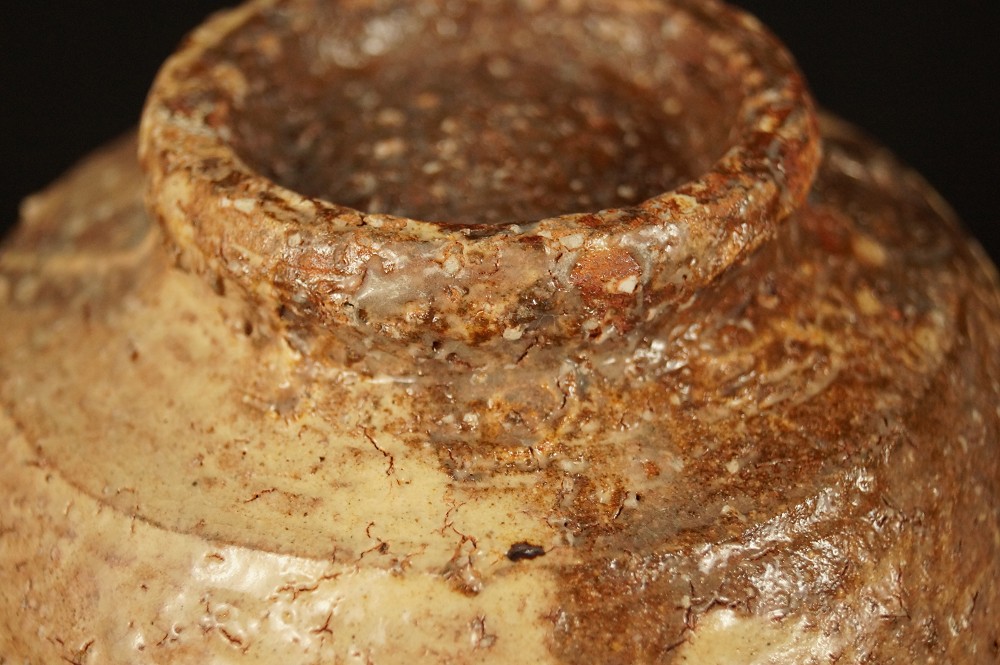 Piede della ciotola da tè visto dal basso primo piano del fondo