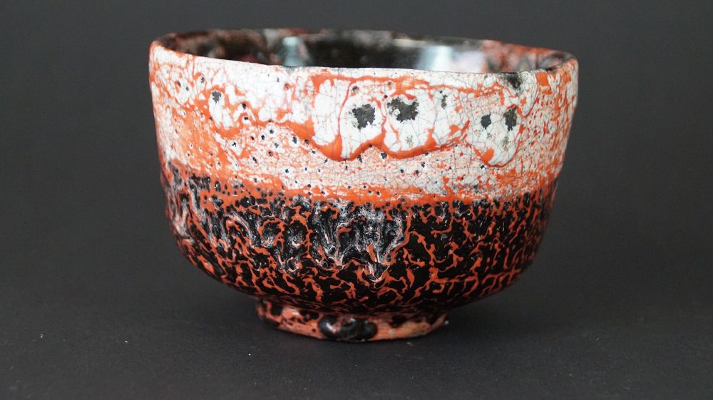 Weitere Ansicht der Chawan Teeschale aus Raku-Keramik von der Seite
