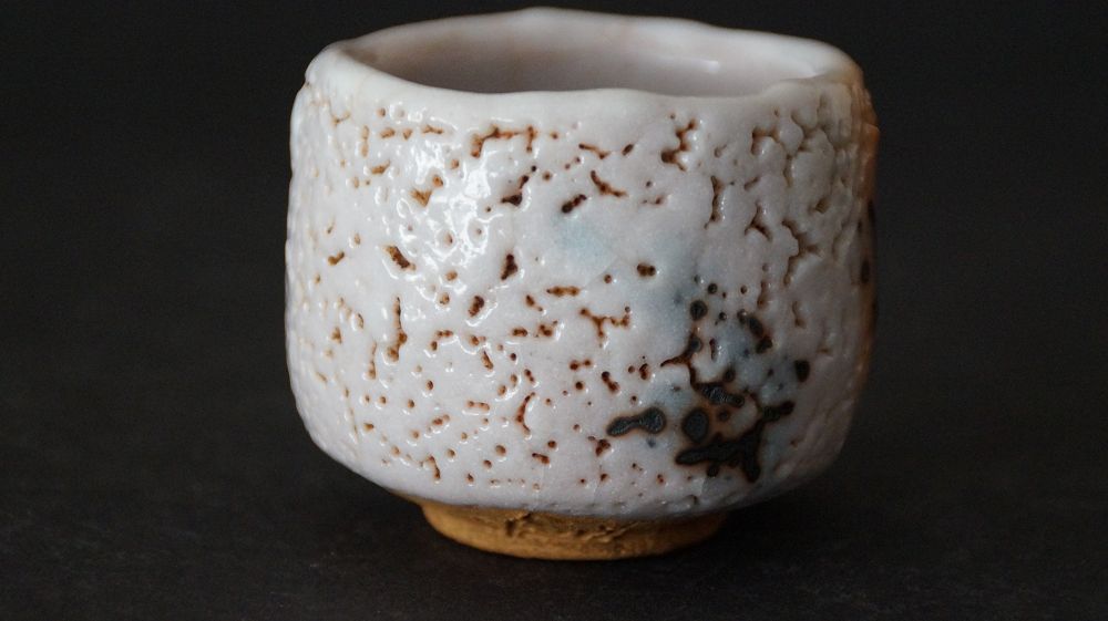 Weitere Seitenansicht des Guinomi aus Shino-Keramik von Takeshi Kato mit orangefarbenen Feuerspuren