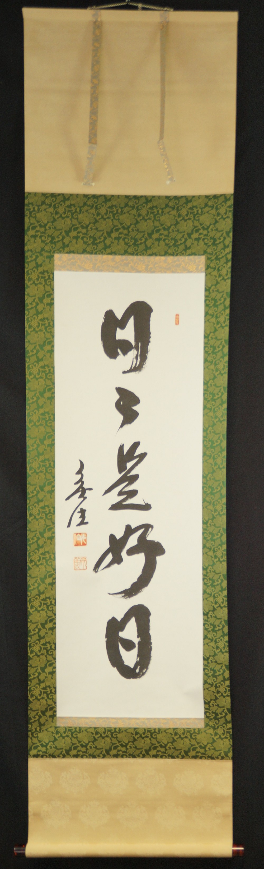 Gesamtansicht des haengenden Kakemono mit der Zen-Sentenz Nichinichi kore kojitsu