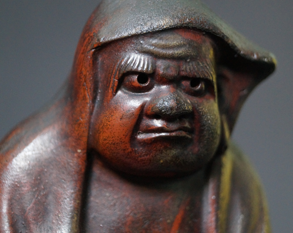 Bodhidharma Daruma Figur aus Bizen-Keramik Kopf Nahaufnahme 2