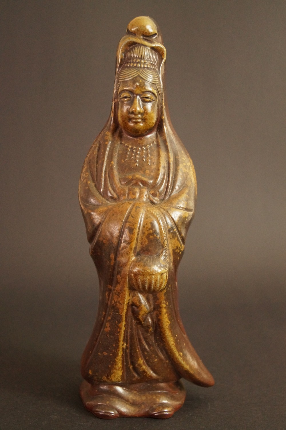 Kannon Figur aus Bizen Keramik von Shibaoka Tsukuru Frontalansicht