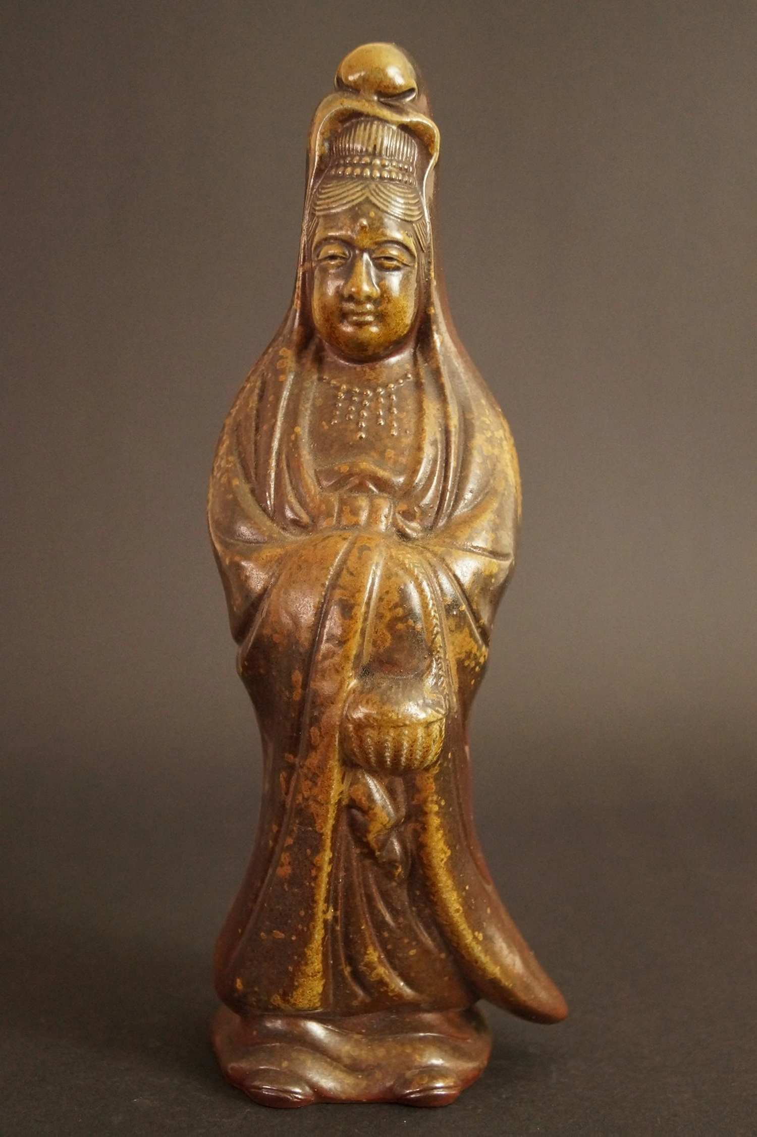 Kannon Figur aus Bizen Keramik von Shibaoka Kōzan Frontalansicht