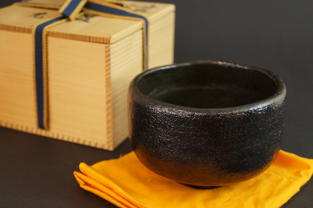 Chawan in ceramica Raku di Shien Takeda vista frontale con scatola di conservazione