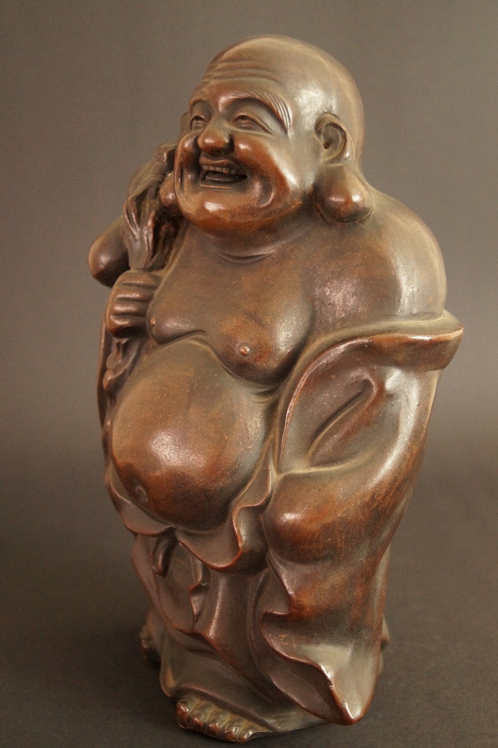 Figurine Hotei en céramique de Bizen Vue de côté