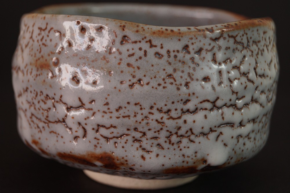 Chawan Shino par Shuzo Kato gros plan de la glaçure 1