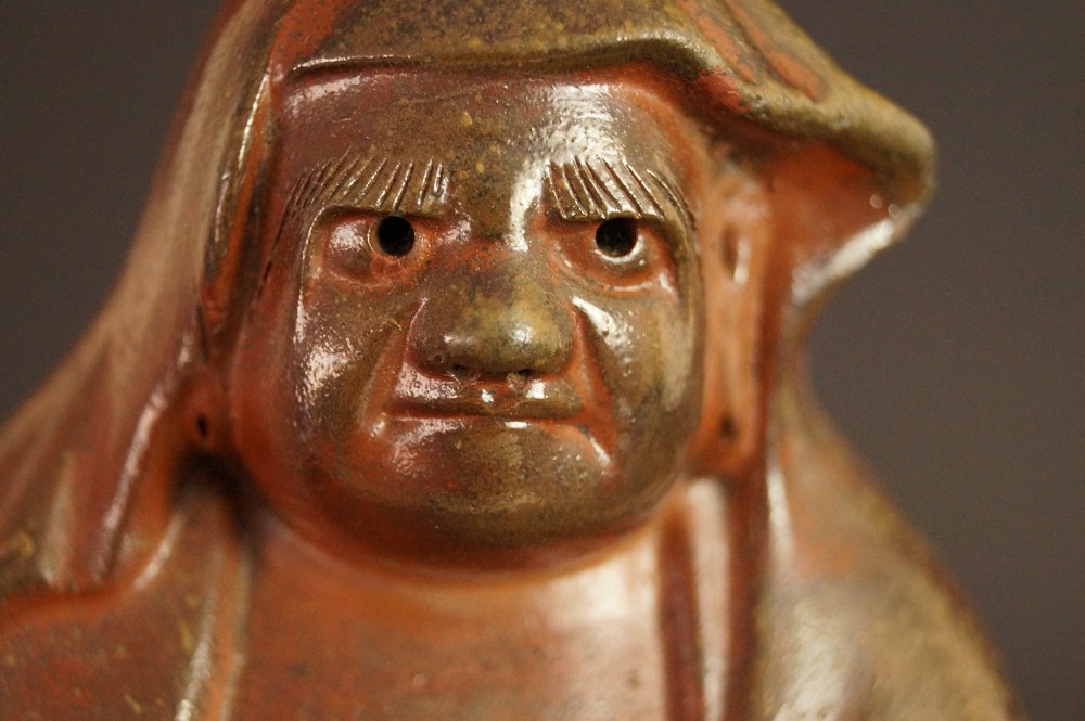 Bodhidharma Daruma Figur aus Bizen Keramik Motiv Nahaufnahme 1 Gesicht