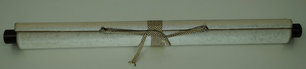 Moench Kakemono zusammengerollt
