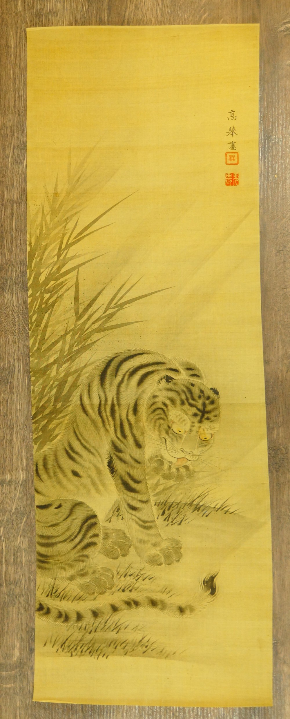 Gesamtansicht des ungerahmten Gemaeldes mit Tiger im Bambus auf goldener Seide