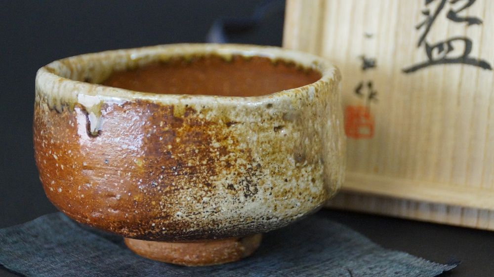 Chawan Teeschale aus Shigaraki-Keramik neben der beschrifteten Aufbewahrungsbox mit rotem Kuenstlersiegel