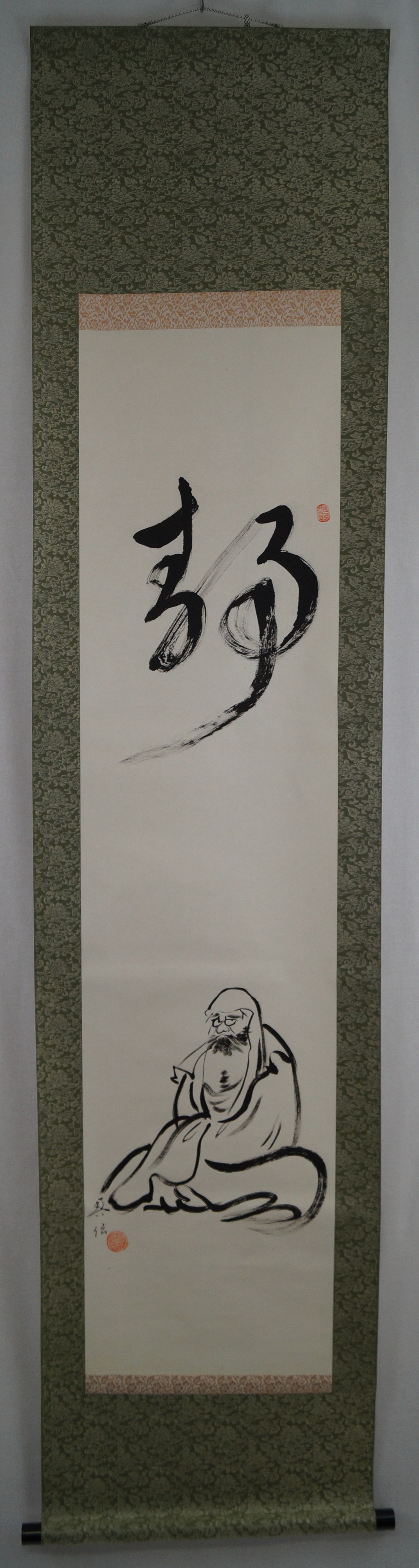 Bodhidharma Daruma kakejiku widok całości zwoju wiszącego