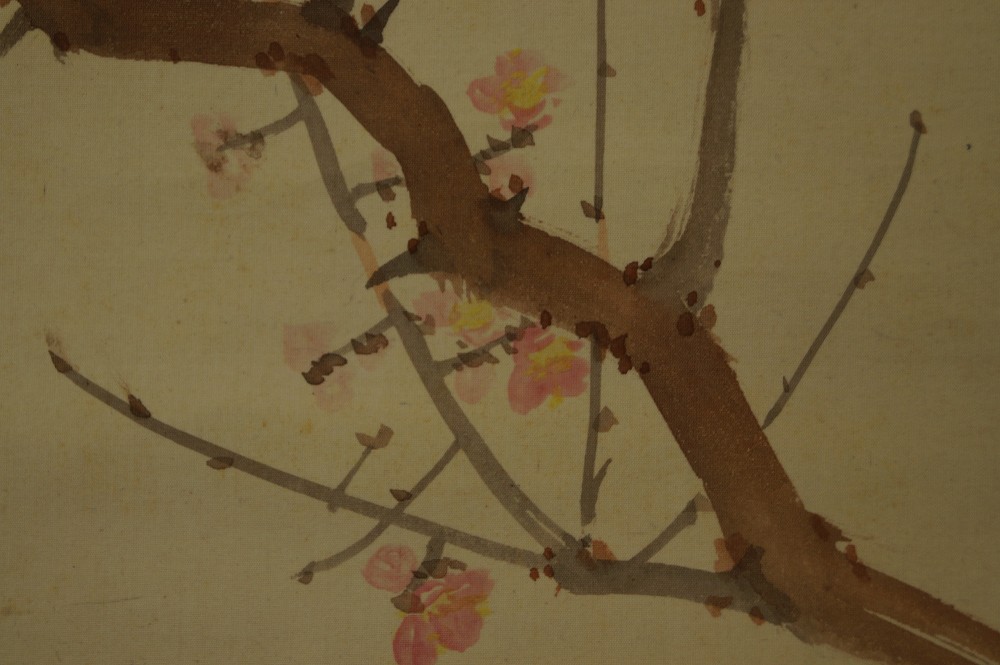 Moineaux sur une branche de prunier Rouleau suspendu Gros plan sur le motif des fleurs de prunier