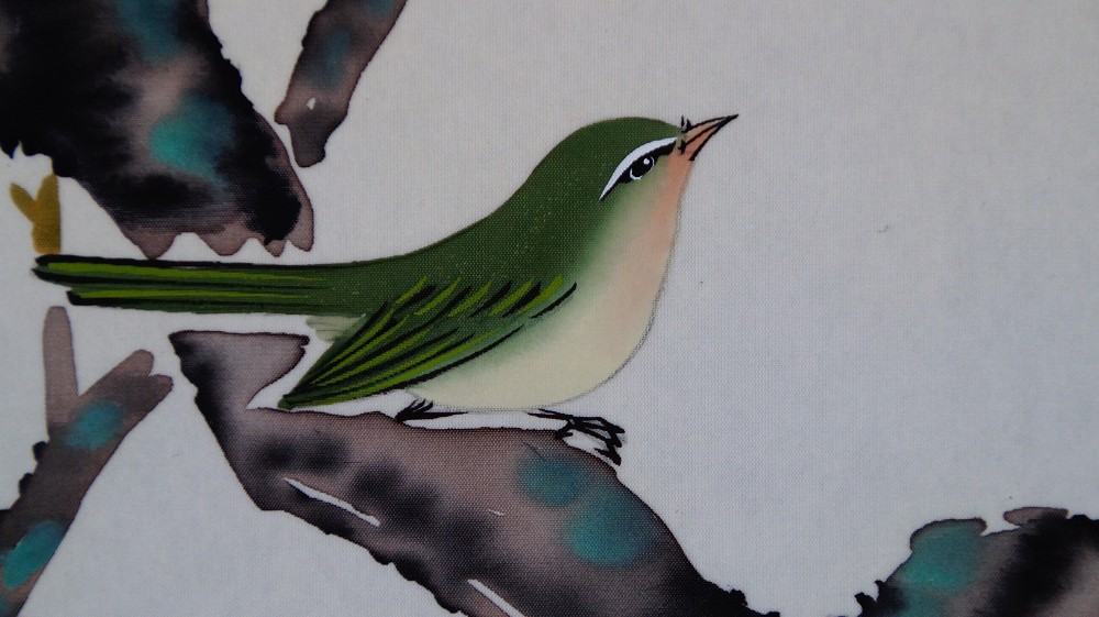 Extreme Nahaufnahme des ersten Brillenvogels mit gruenem Gefieder auf dem Pflaumenzweig im Kakemono Fruehlingsboten von Koizumi Kogetsu