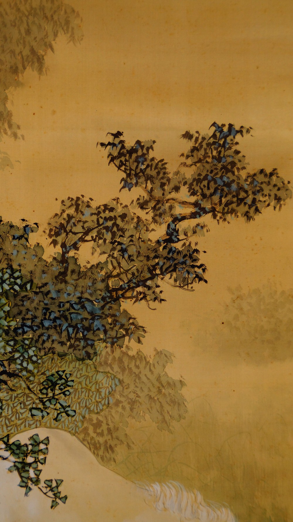 Nahaufnahme der blaugruenen Blaetter und Beeren des Baumes auf dem Kakemono von Sobun