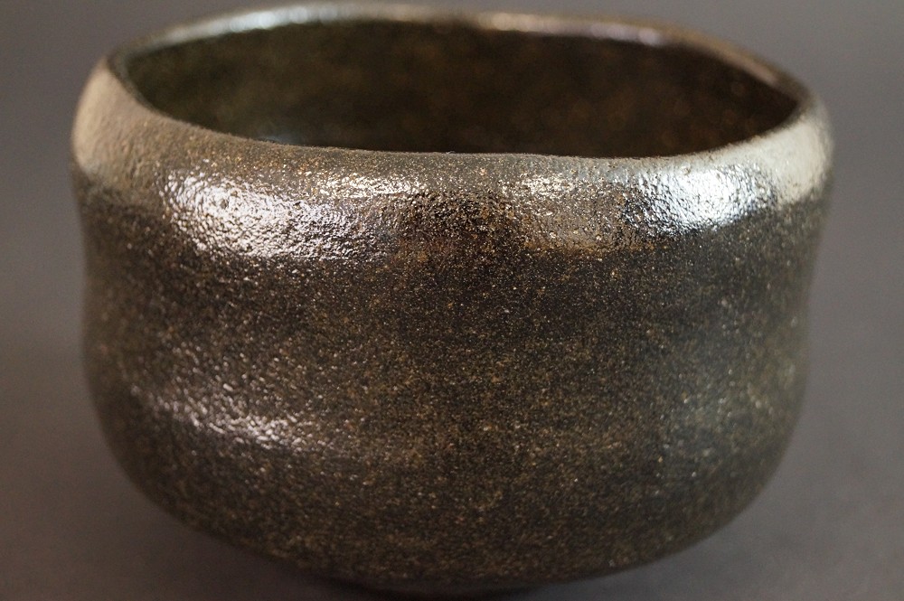 Chawan z ceramiki Raku autorstwa Keizan Ono, widok z boku 2