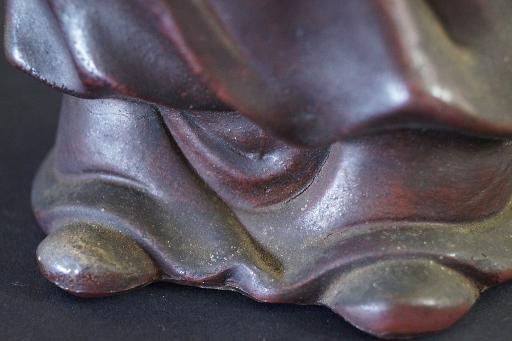 Bodhidharma Daruma Figur aus Bizen Keramik Fuss Nahaufnahme