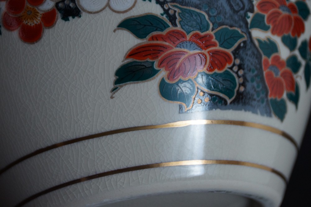 Kutani Vase von Eizan Blutenmotiv Nahaufnahme 2