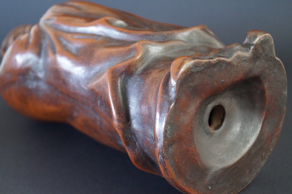 Daruma Figur aus Bizen Keramik Boden Nahaufnahme