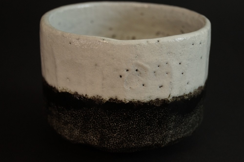 Chawan motif Fuji-San en céramique Raku par Shoraku Sasaki vue de face