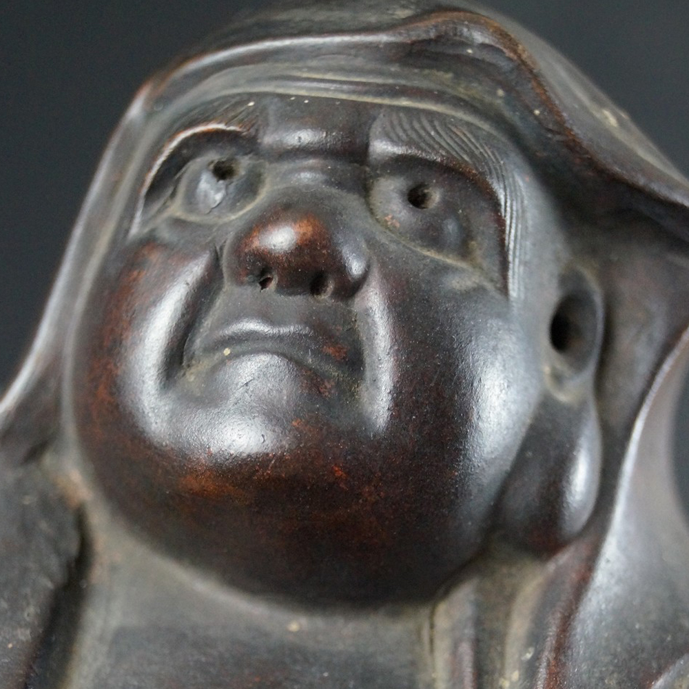 Bodhidharma Daruma grimmiger Blick Bizen Keramik Motiv Nahaufnahme Vorschau