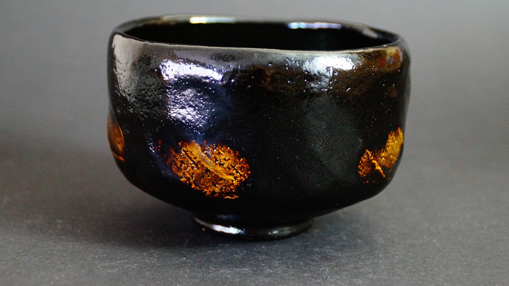 Cuenco de té chawan de cerámica Raku por Shoraku Sasaki vista frontal