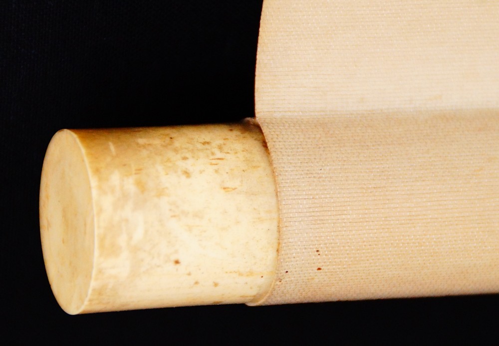 Nahaufnahme des elfenbeinfarbenen Rollstabendes im Kakemono Singvogel auf Rebe von Mori Getsujo