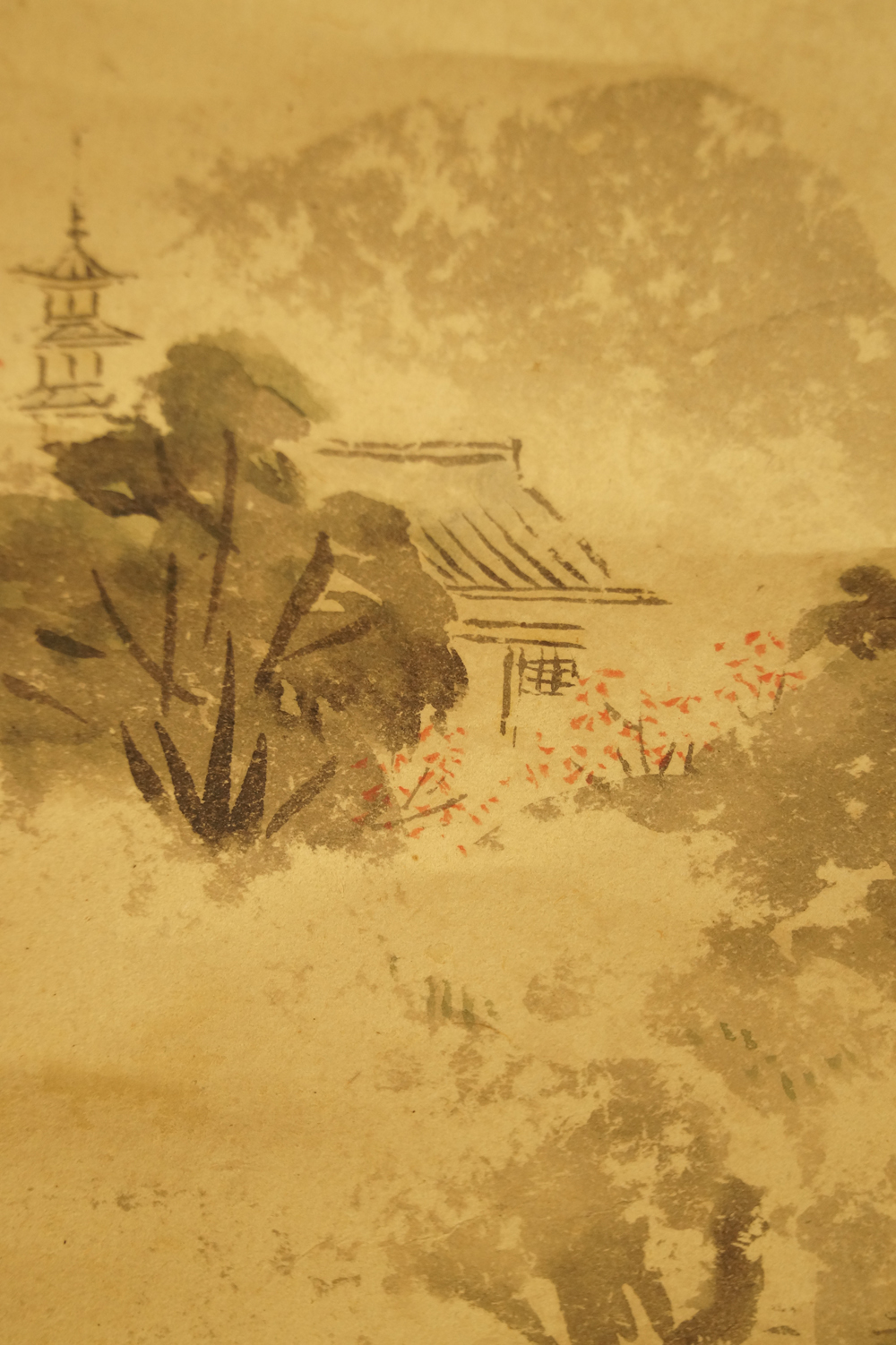Pagode et maison avec arbuste en fleurs rouges Motif d'été gros plan
