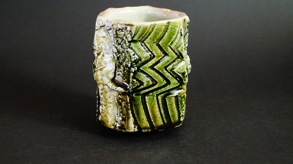 Yunomi Teeschale aus Oribe-Keramik von Kawachi Hidetoshi Seitenansicht 3