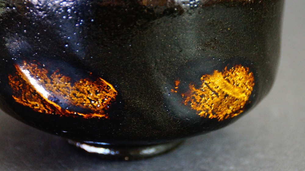 Cuenco de té chawan de cerámica Raku de Shoraku Sasaki primer plano del esmaltado