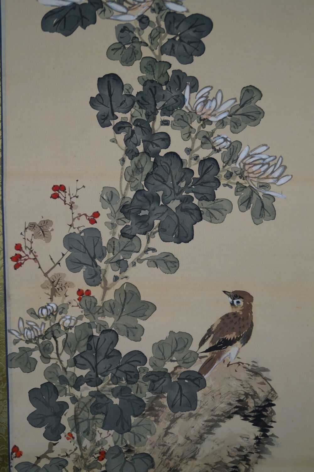 Weitere Ansicht des Gesamtmotivs mit Chrysanthemen, roten Beeren und Vogel auf Felsen im Kakemono Herbstchrysanthemen, ohne Rahmung