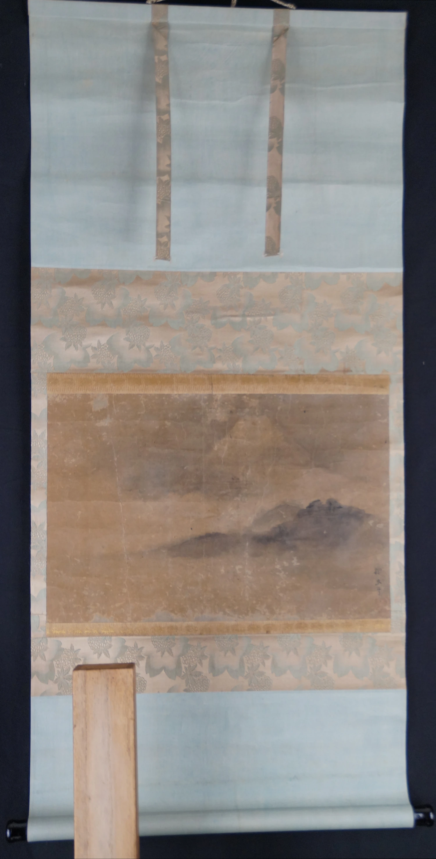 Kakemono Fuji über Wolkenband und dunstigen Hügeln in voller Ansicht mit hellblauer Montierung und Holzbox