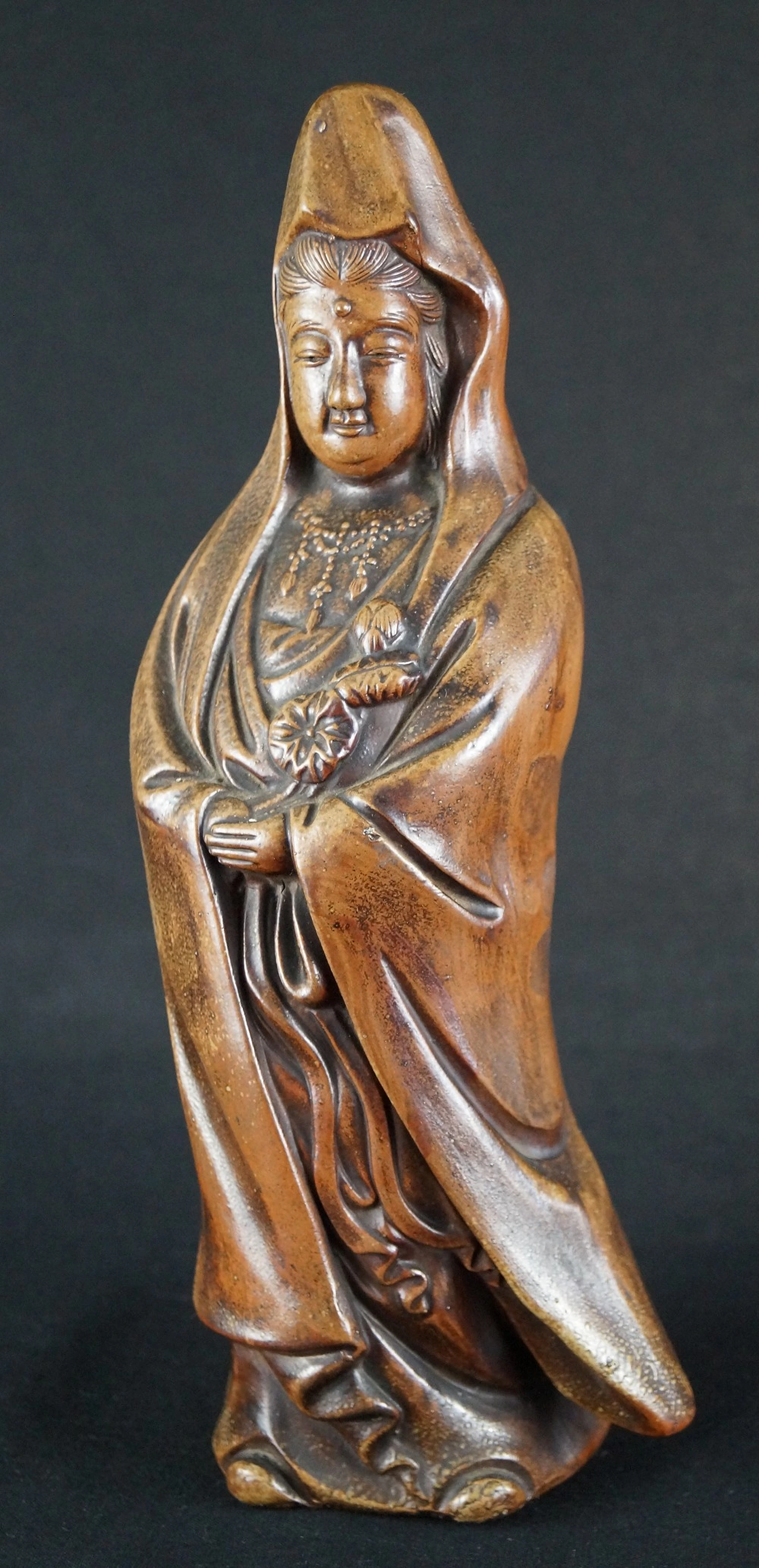 Figura de Kannon cerámica de Bizen vista frontal