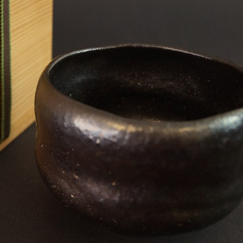 Czarka chawan z ceramiki Raku autorstwa Shoraku Heian zbliżenie motywu podgląd