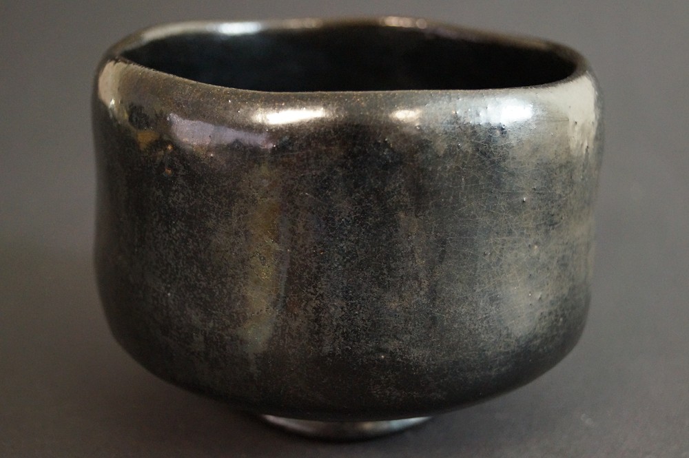 Czarka chawan Raku od Kentaro Furumaru, widok z tyłu