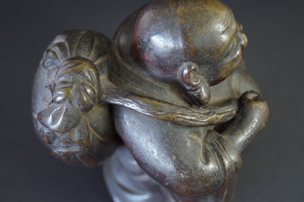 Hotei Figur aus Bizen Keramik Kopf Nahaufnahme