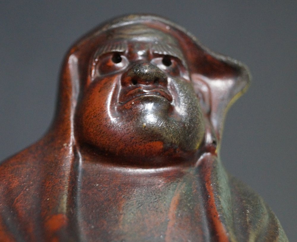Bodhidharma Daruma Figur aus Bizen-Keramik Kopf Nahaufnahme 4