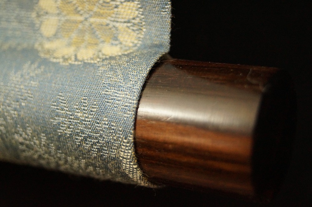 Kalligraphie Gelbe Blume und purpurne Blaetter Rollendetail
