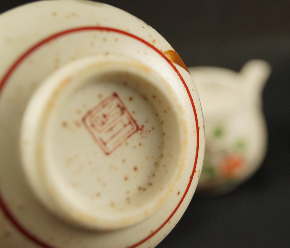 Teeset Blumenmotiv Imari Porzellan Boden Nahaufnahme