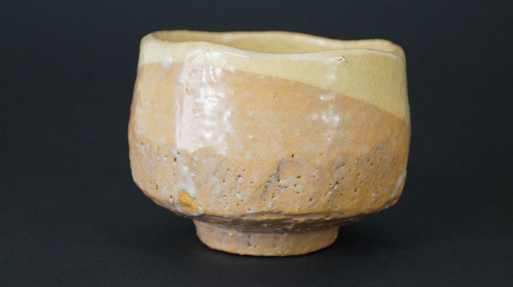 Weitere Ansicht der Chawan Teeschale aus Raku-Keramik mit diagonal verlaufender Glasurgrenze