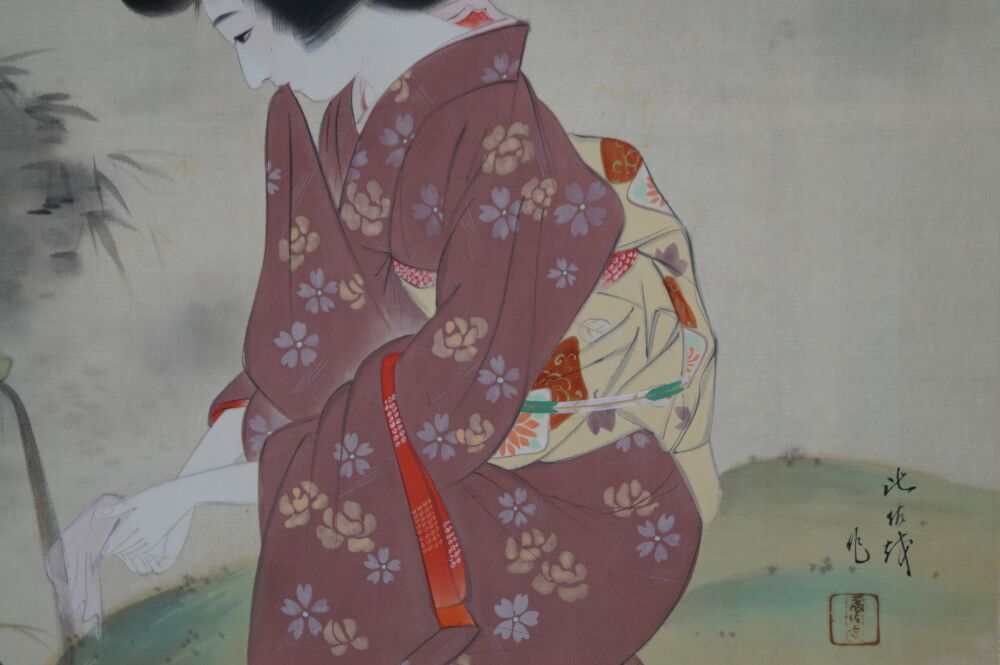 Ulteriore vista del motivo completo con ramo di acero, fontana di bambù e roccia nel kakemono Dama in kimono presso il laghetto del giardino, senza montaggio